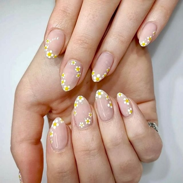 MINIMALIST FLORAL SPRING NAIL DESIGNS