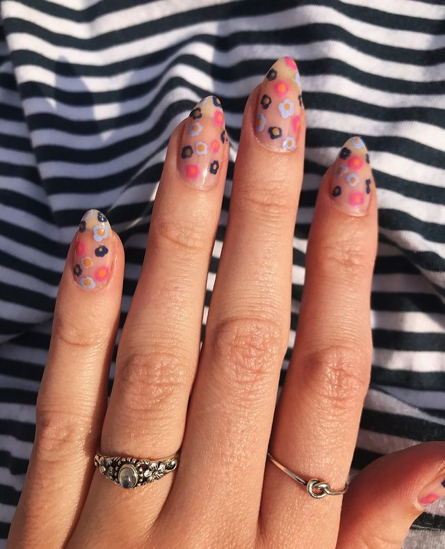 MINIMALIST FLORAL SPRING NAIL DESIGNS