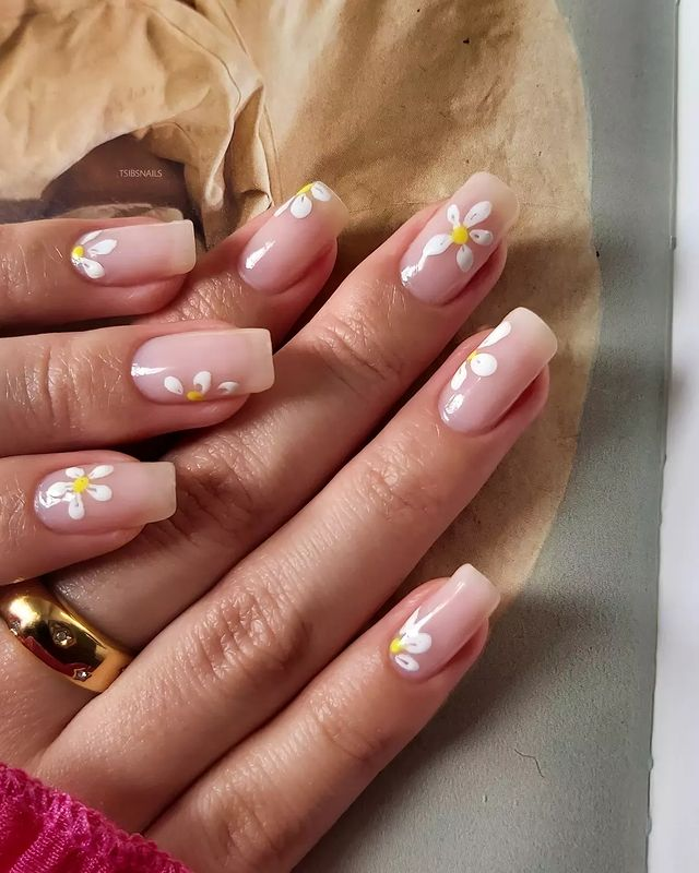 MINIMALIST FLORAL SPRING NAIL DESIGNS