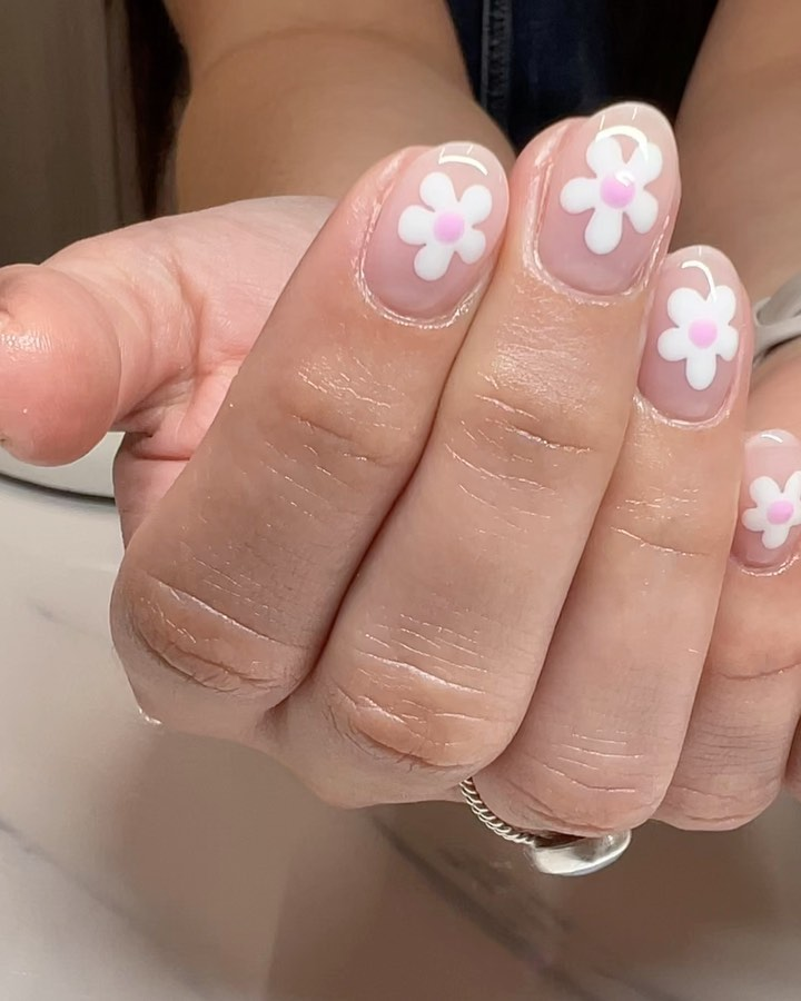 MINIMALIST FLORAL SPRING NAIL DESIGNS