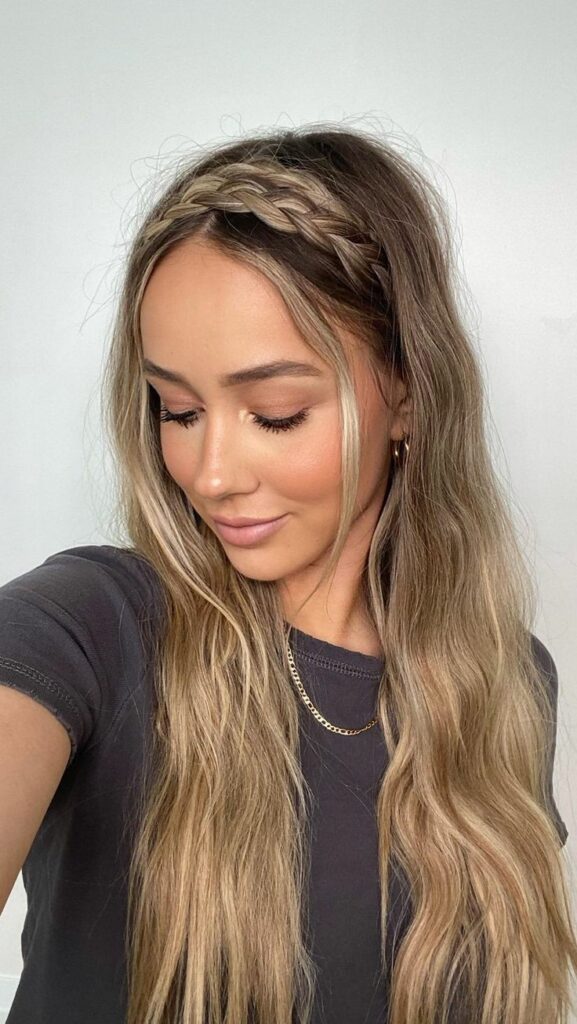 4. The Braided Headband—Looking for easy and trendy summer hairstyles to beat the heat? Another day, another hairstyle inspo! Check out this article on summer hairstyle ideas that you can recreate for two weeks. @ roralovestrand