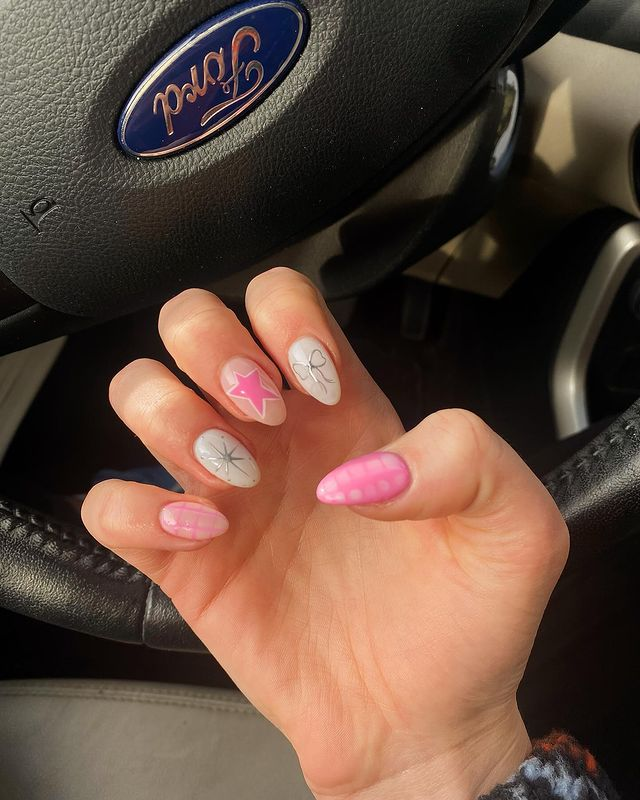 7.  Pink nail design by nails_by_jenna.k—Want to rock pink nails but don't have great inspo? Here is the list of nail artists who have the best pink nail designs ever.