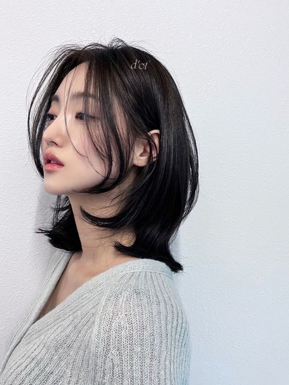 Chic and Trendy Korean Haircut Ideas: 13. Layered Lob with Texture
