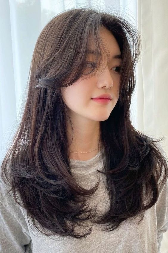 Chic and Trendy Korean Haircut Ideas: 5. Face framing Layers: The Versatile Choice