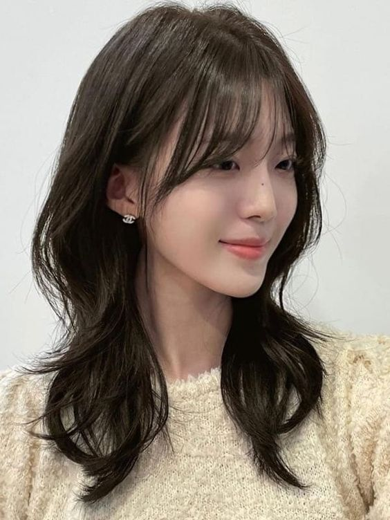 Chic and Trendy Korean Haircut Ideas: 3. Fringe Haircut: Classic with a Twist